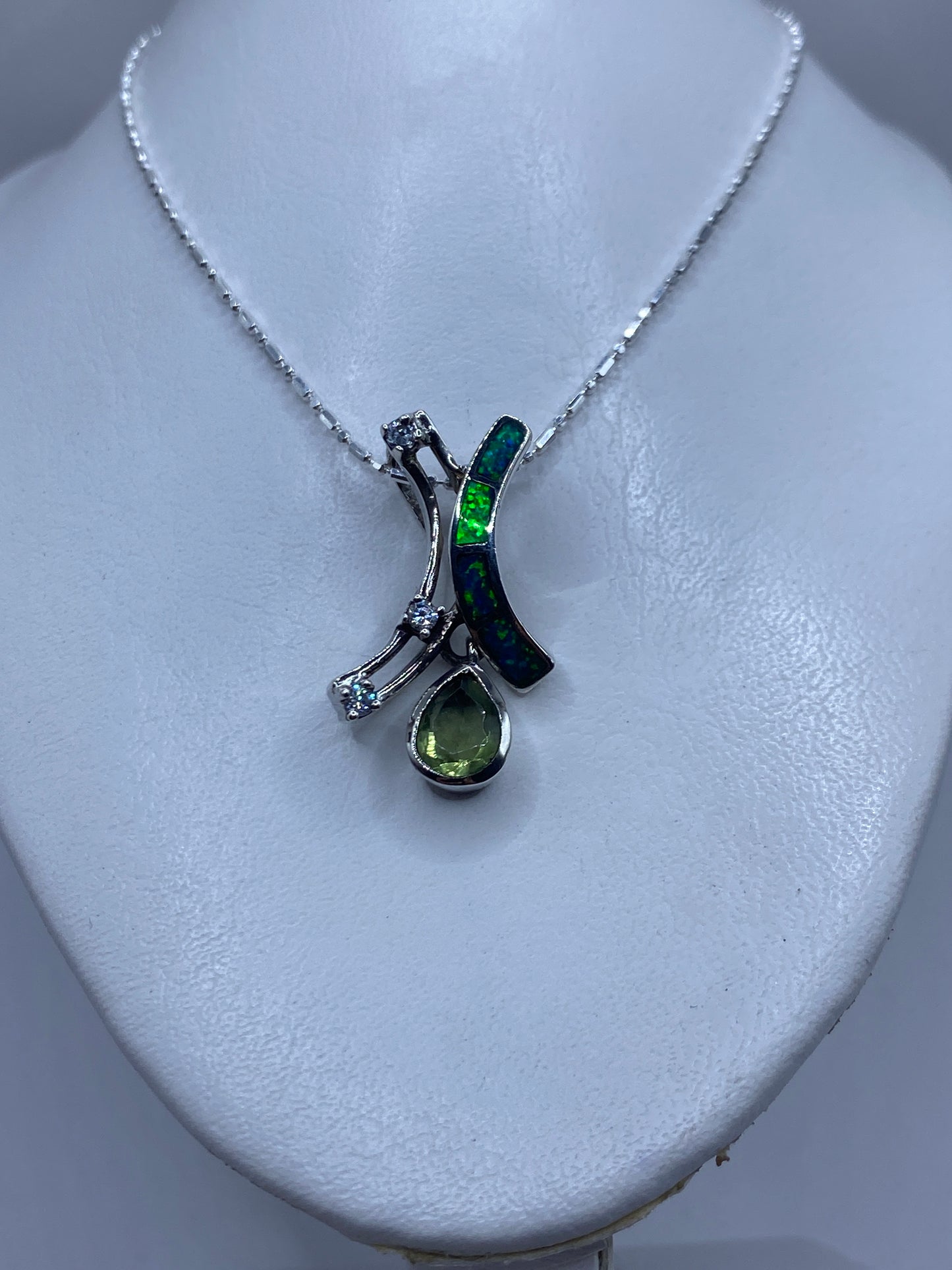 Detalle del engaste a mano del opalo de fuego verde en plata .925