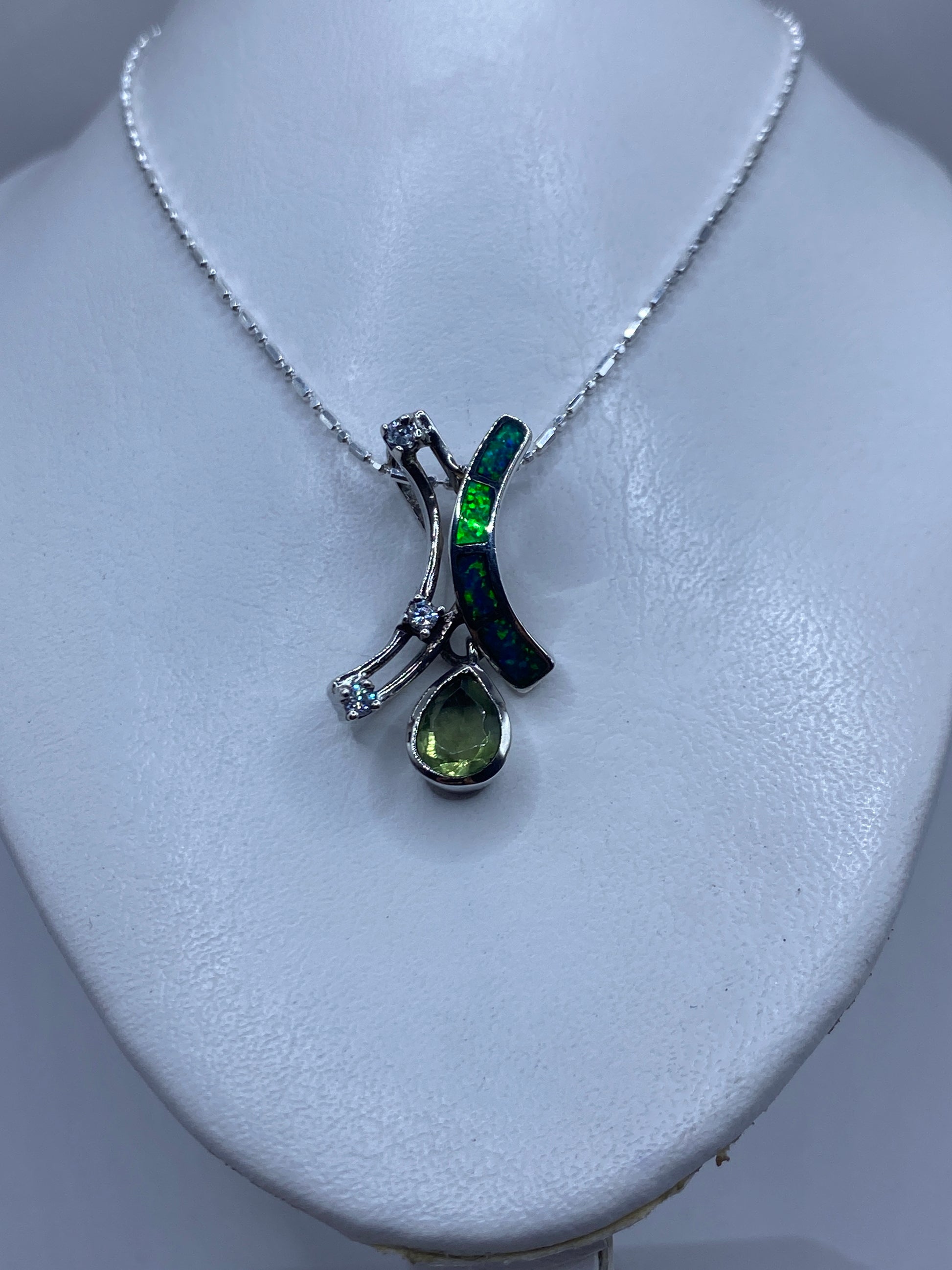 Detalle del engaste a mano del opalo de fuego verde en plata .925