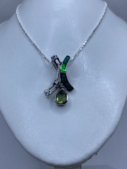 Detalle del engaste a mano del opalo de fuego verde en plata .925