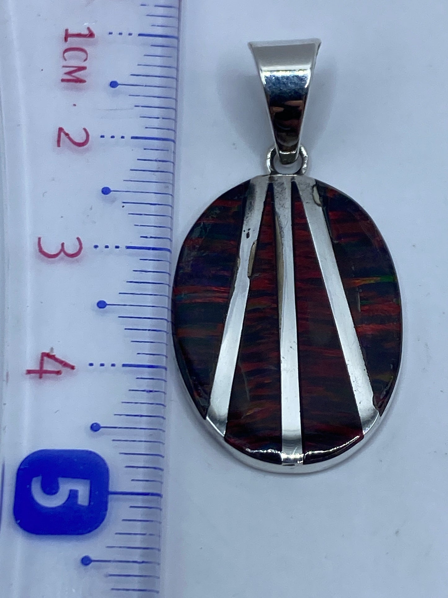 Reverso del dije con el sello .950 grabado, sin cadena