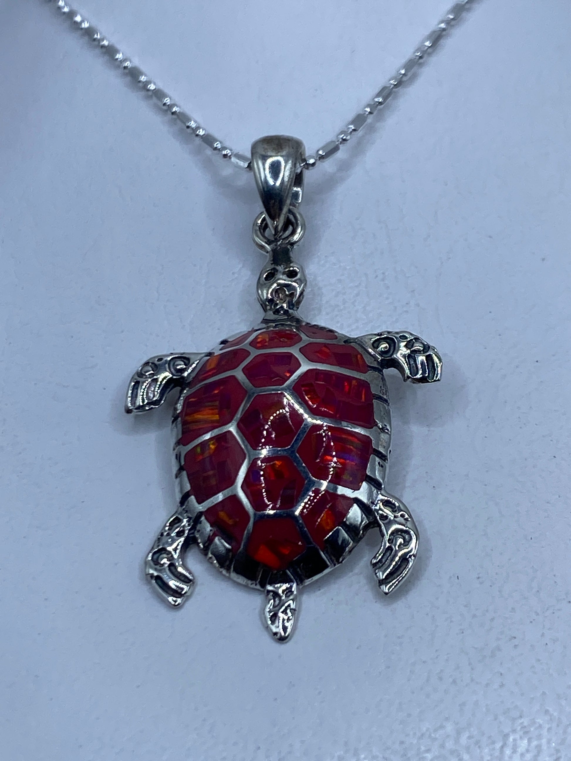 Dije de tortuga en plata .950 con ópalo de fuego rosa engastado a mano