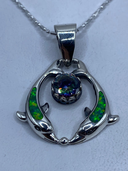 Dije de plata .950 con ópalo de fuego verde limón, dos peces de plata abrazando la piedra