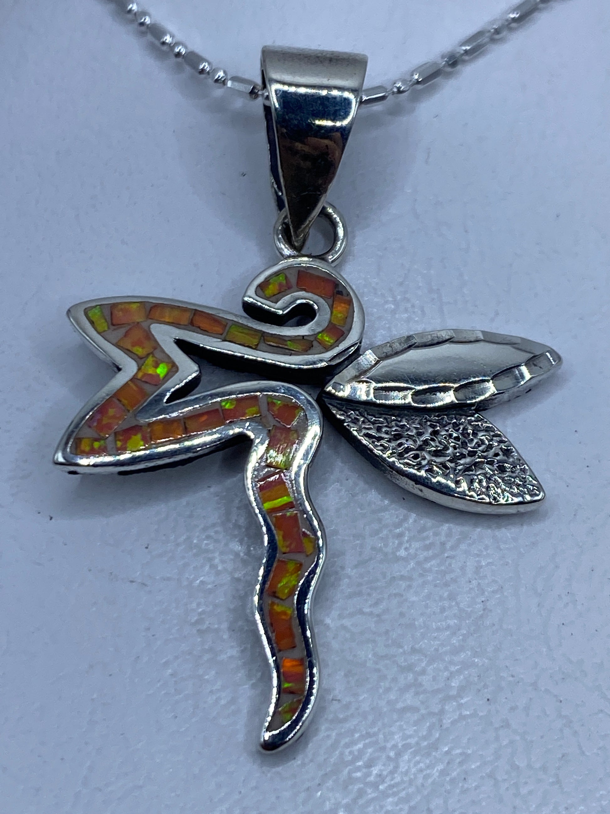 Dije de libélula en plata .950 con ópalo de fuego multicolor en alas y cuerpo texturado