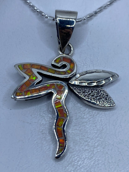 Dije de libélula en plata .950 con ópalo de fuego multicolor en alas y cuerpo texturado