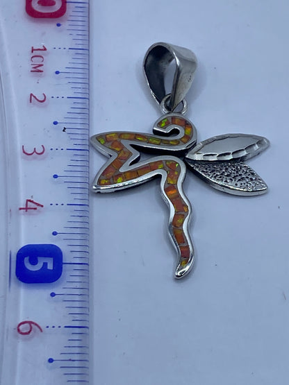 Medida del dije libélula: 5.1 cm de largo, sobre escala en centímetros