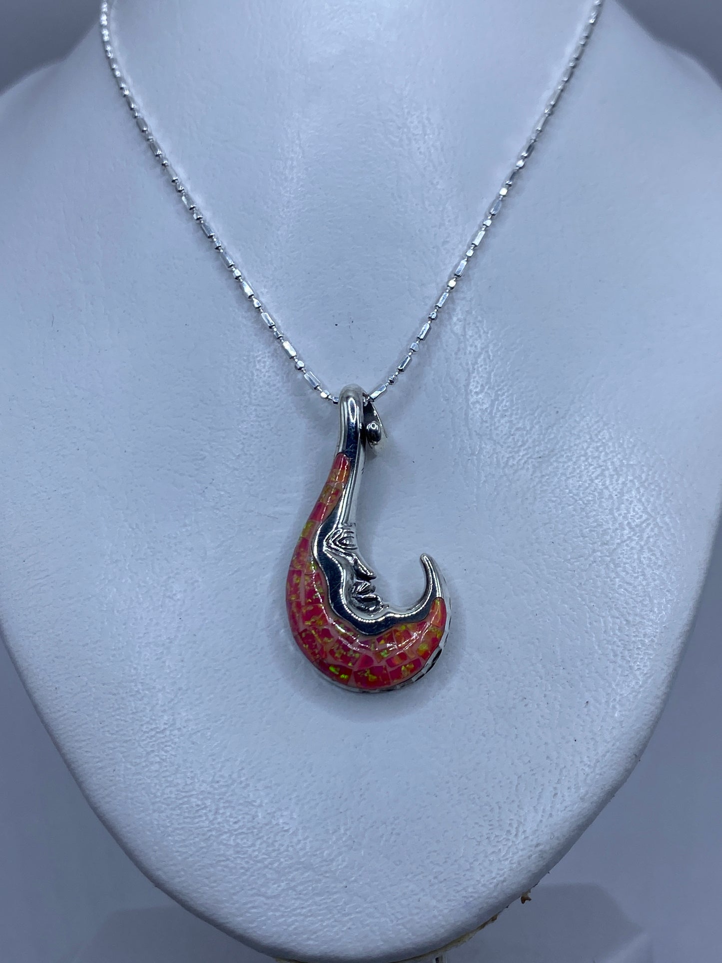 Gancho de plata pura del dije visto de lado, con marca .950