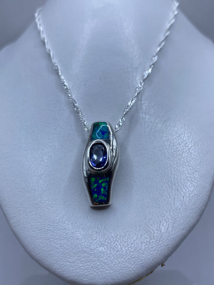 Ópalo de fuego azul verde incrustado en plata, vista frontal del dije
