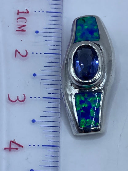 Dije de 3.4 cm sobre fondo blanco mostrando el tamaño compacto