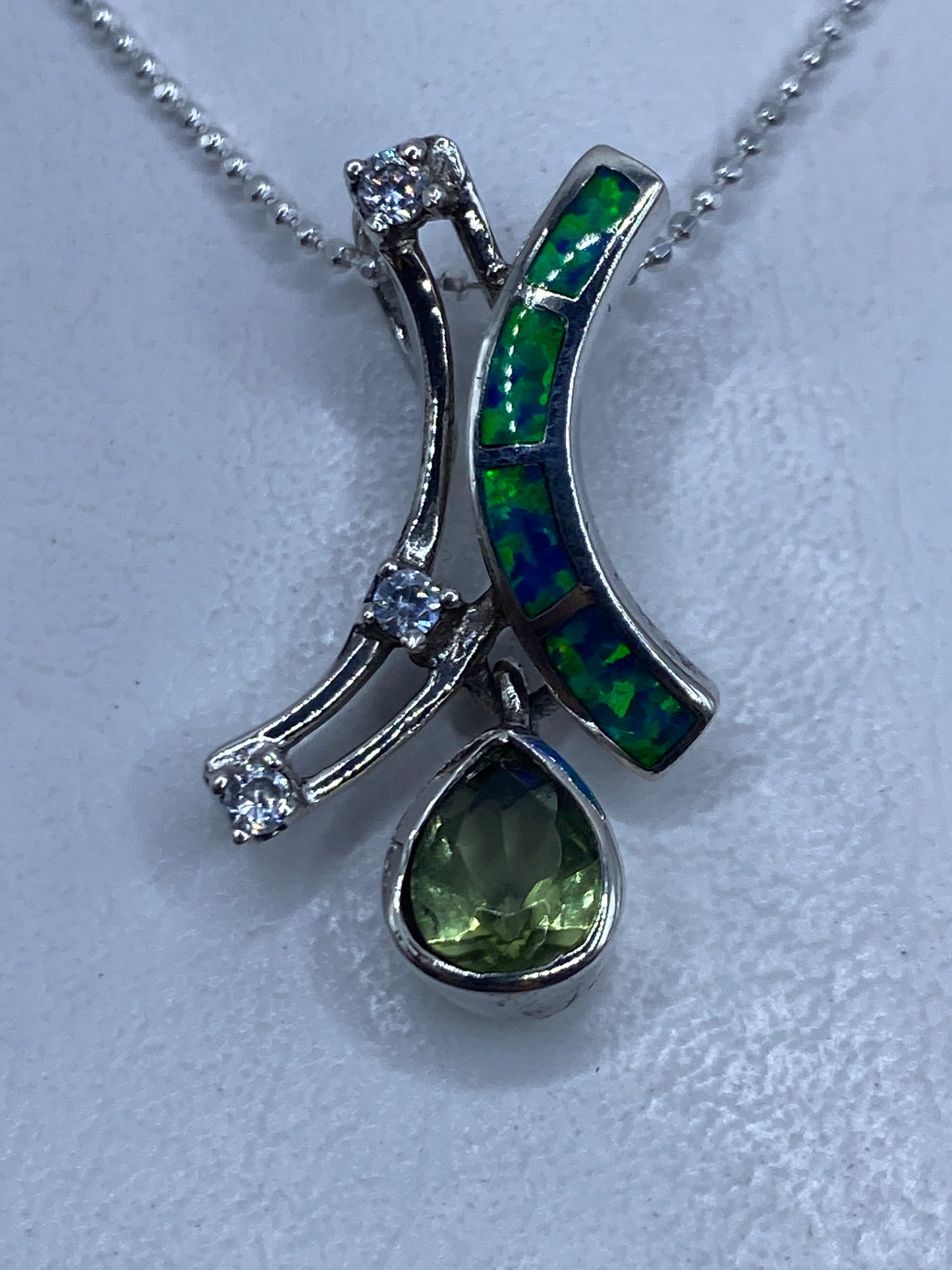Dije de plata con ópalo de fuego azul engastado a mano, diseño asimétrico moderno