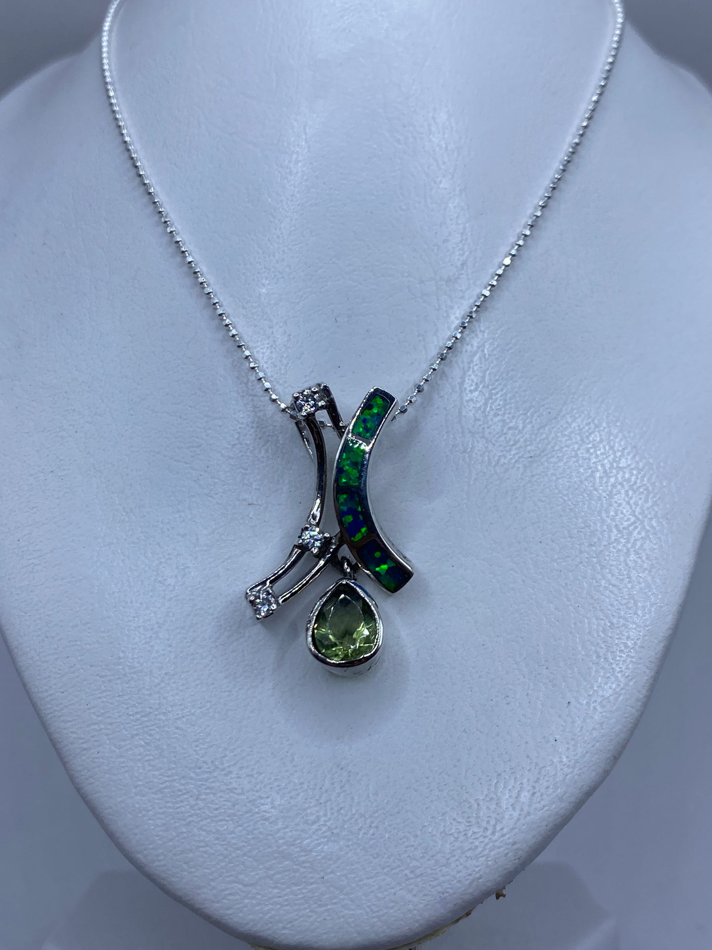 Detalle del ópalo de fuego azul en plata .925 del dije de Taxco