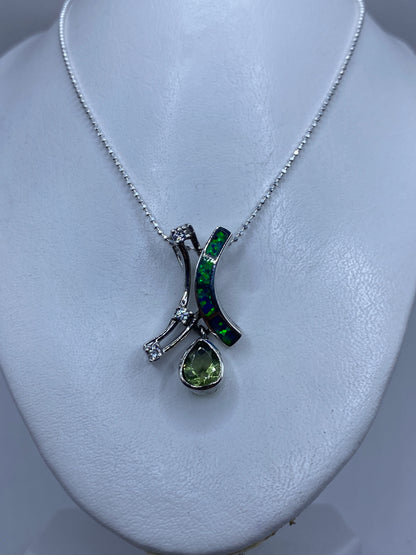 Detalle del ópalo de fuego azul en plata .925 del dije de Taxco