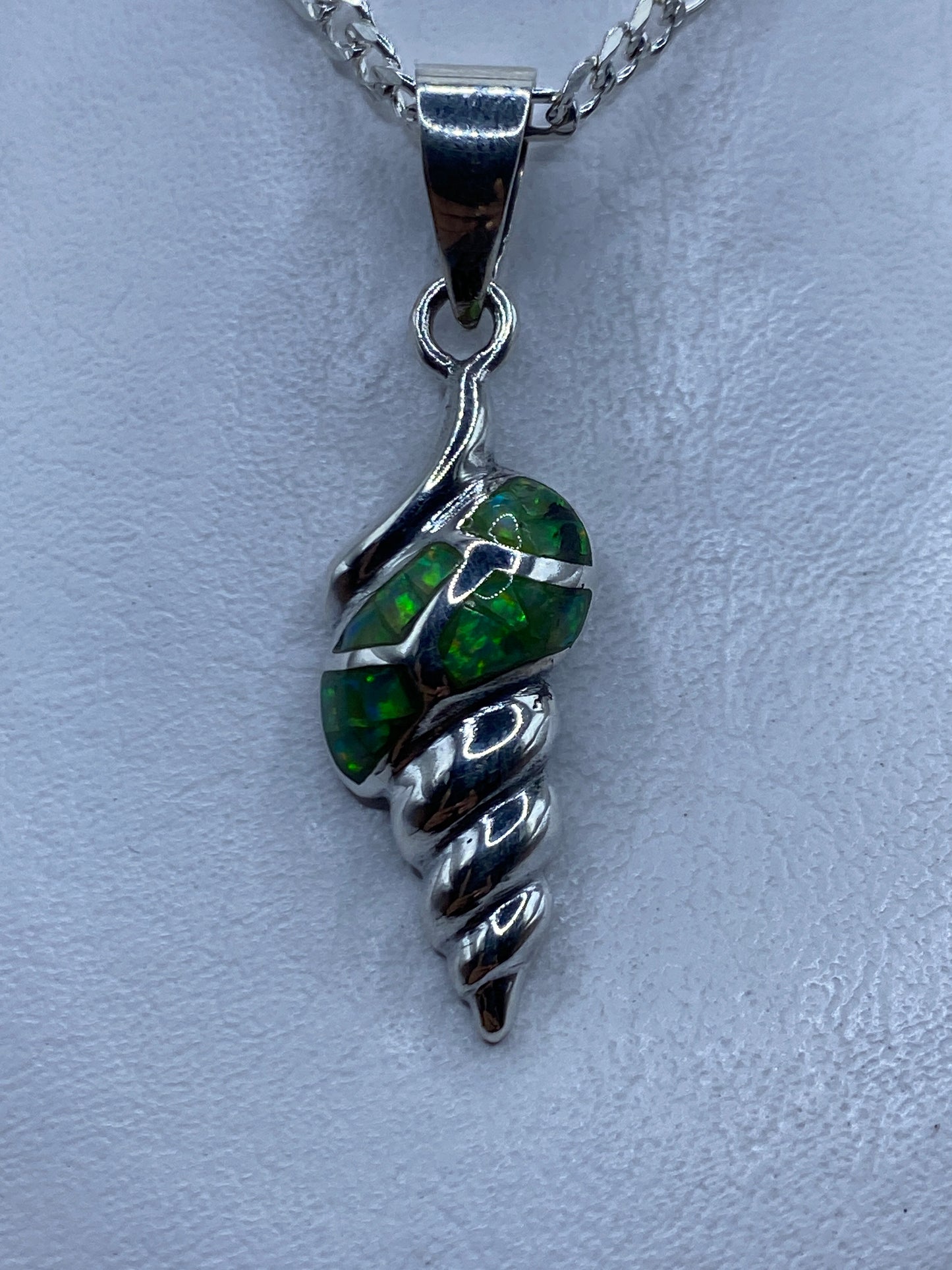 Dije de plata ópalo de fuego verde limón en espiral cartoneada, vista frontal