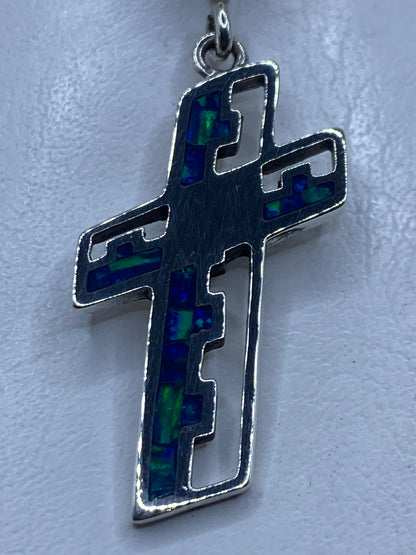 Dije cruz de plata .950 con ópalo de fuego azul, vista frontal detallada