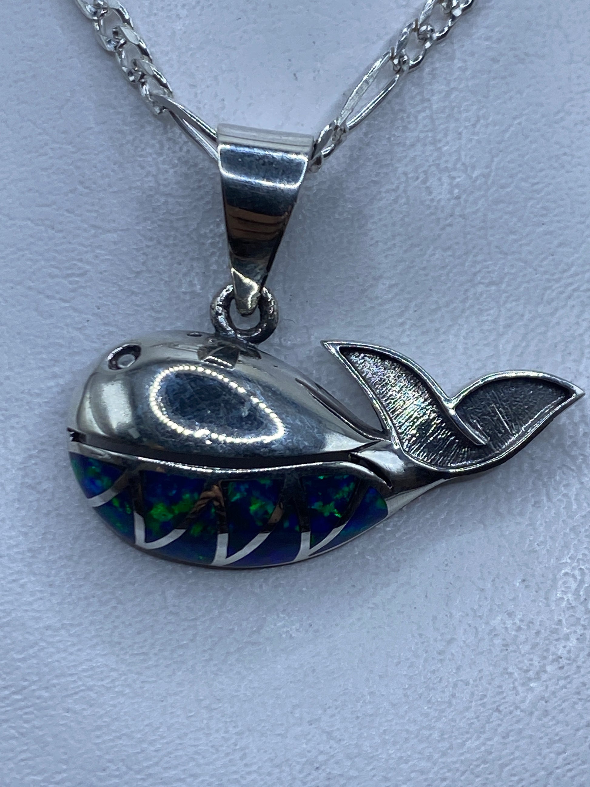 Dije ballena de plata .950 con Ópalo de Fuego azul incrustado, cuelga de cadena de eslabón
