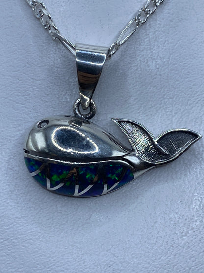 Dije ballena de plata .950 con Ópalo de Fuego azul incrustado, cuelga de cadena de eslabón