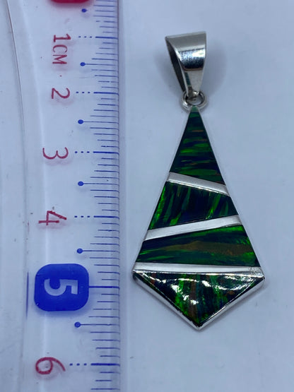 Dije sobre regla: 5.4 cm de largo, con sello Quinto de .950 en el reverso