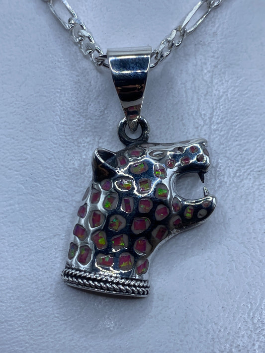 Dije de plata .950 con Ópalo de Fuego rosa incrustado, 4.5 cm de largo