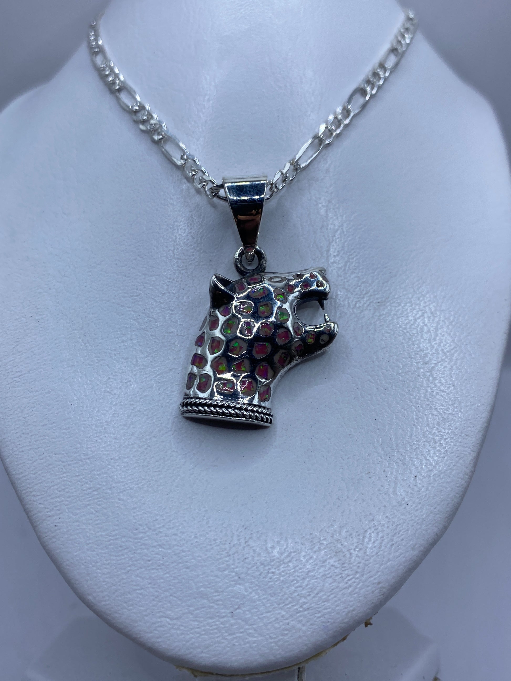 Detalle del Ópalo de Fuego rosa en el engaste de plata artesanal