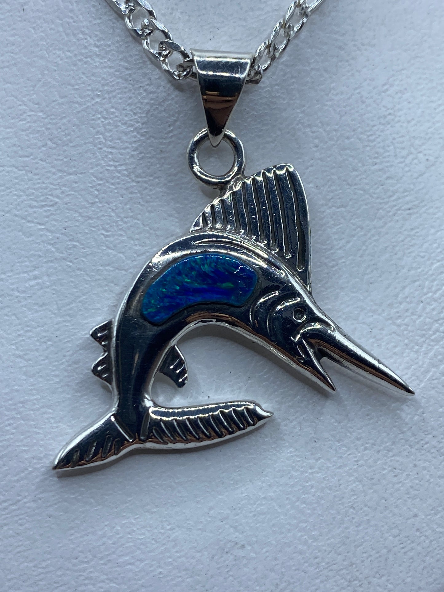 Dije marlin en plata .925 con ópalo de fuego azul, vista frontal