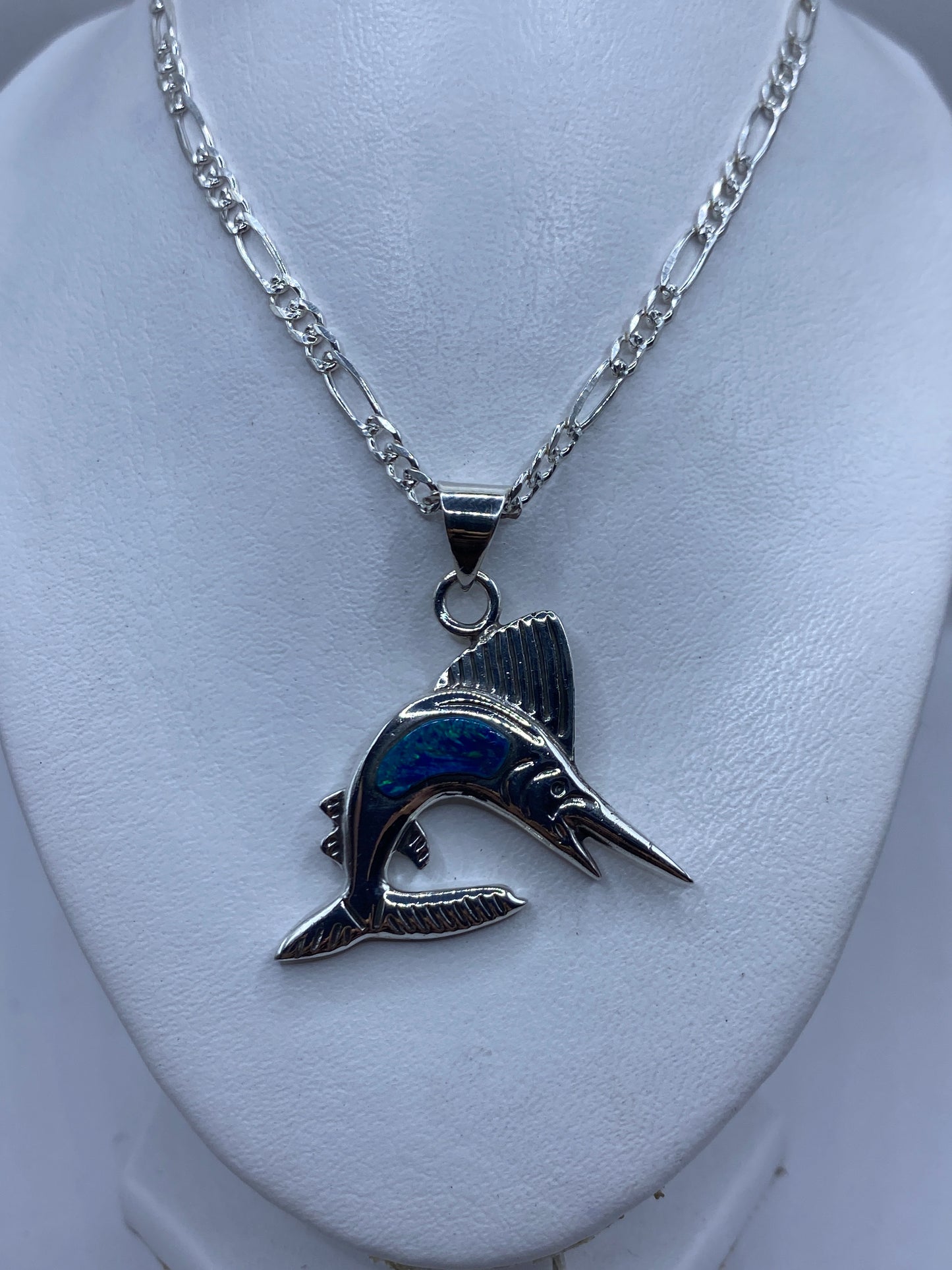 Dije marlin de lado, mostrando la forma dinámica y las aletas