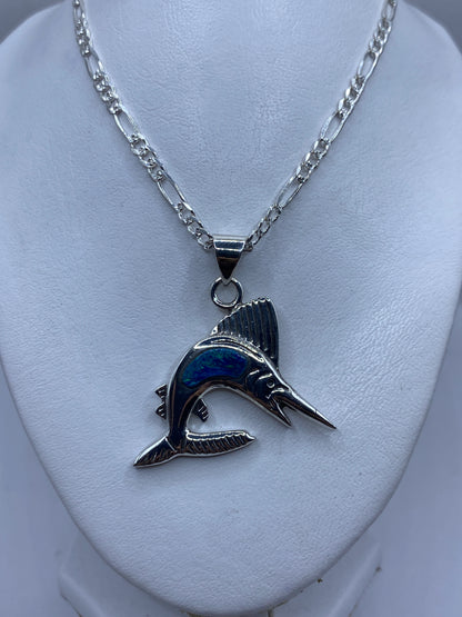 Dije marlin de lado, mostrando la forma dinámica y las aletas