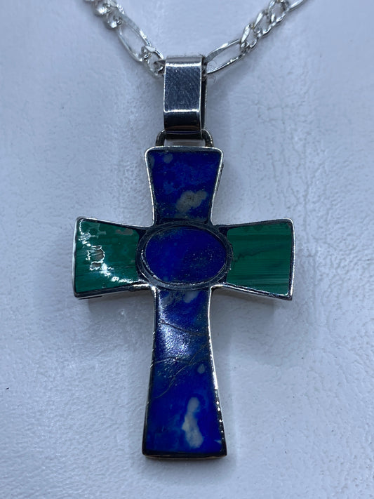 Cruz de plata .950 con incrustaciones de piedra azul y verde en cadena de plata