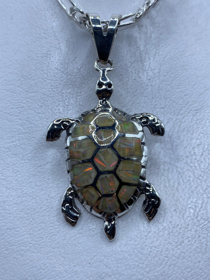 Dije de tortuga marina en plata .950 con ópalo de fuego multicolor engastado en el caparazón