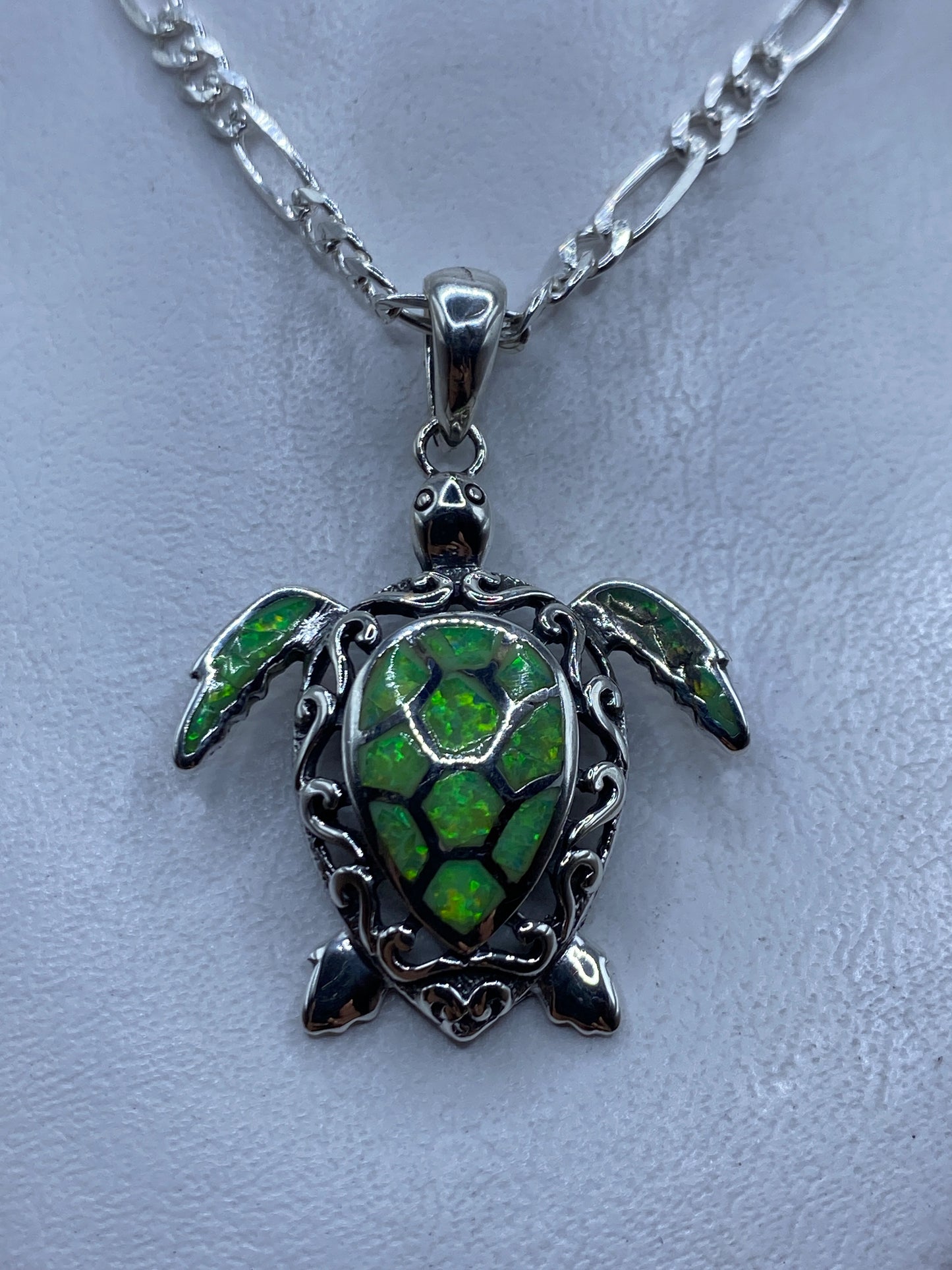 Dije tortuga marina en plata .925 con ópalo de fuego verde limón, colgado de una cadena plateada