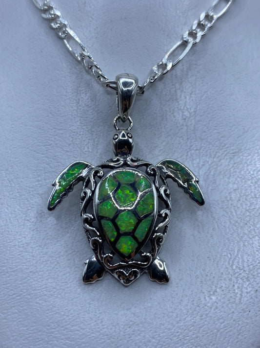 Dije tortuga marina en plata .925 con ópalo de fuego verde limón, colgado de una cadena plateada