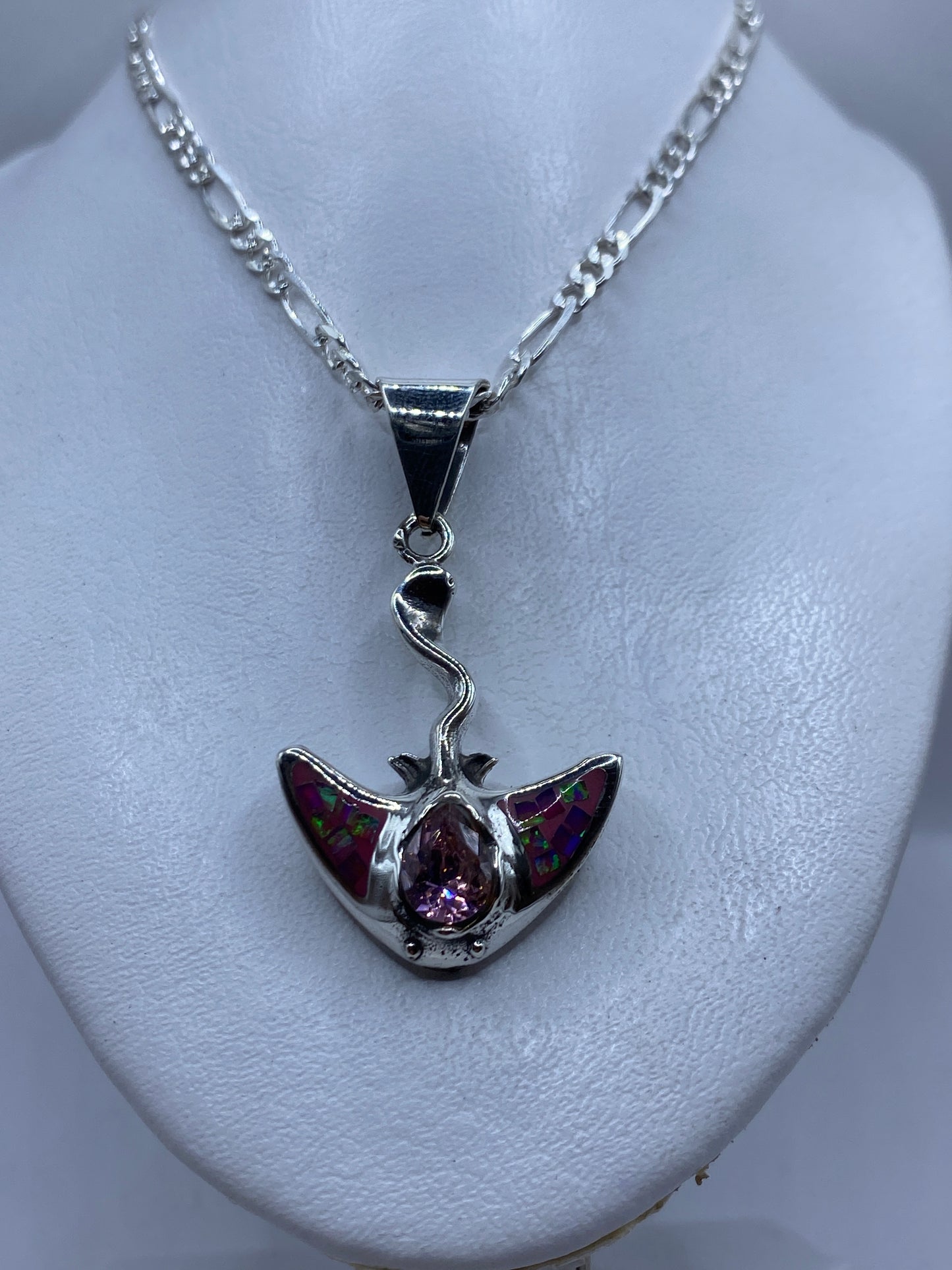 Primer plano del ópalo de fuego rosa incrustado en plata .950