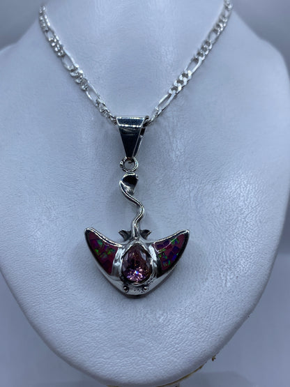 Primer plano del ópalo de fuego rosa incrustado en plata .950