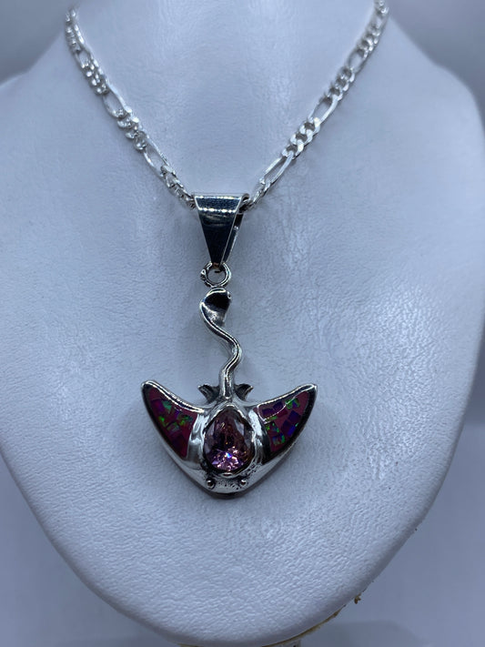 Primer plano del ópalo de fuego rosa incrustado en plata .950
