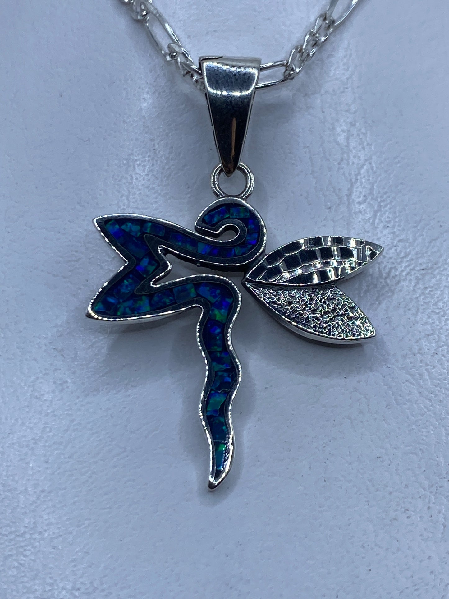 Dije libélula en plata .950 con ópalo de fuego azul profundo sobre cadena de plata