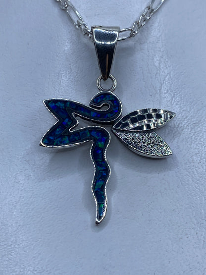 Dije libélula en plata .950 con ópalo de fuego azul profundo sobre cadena de plata