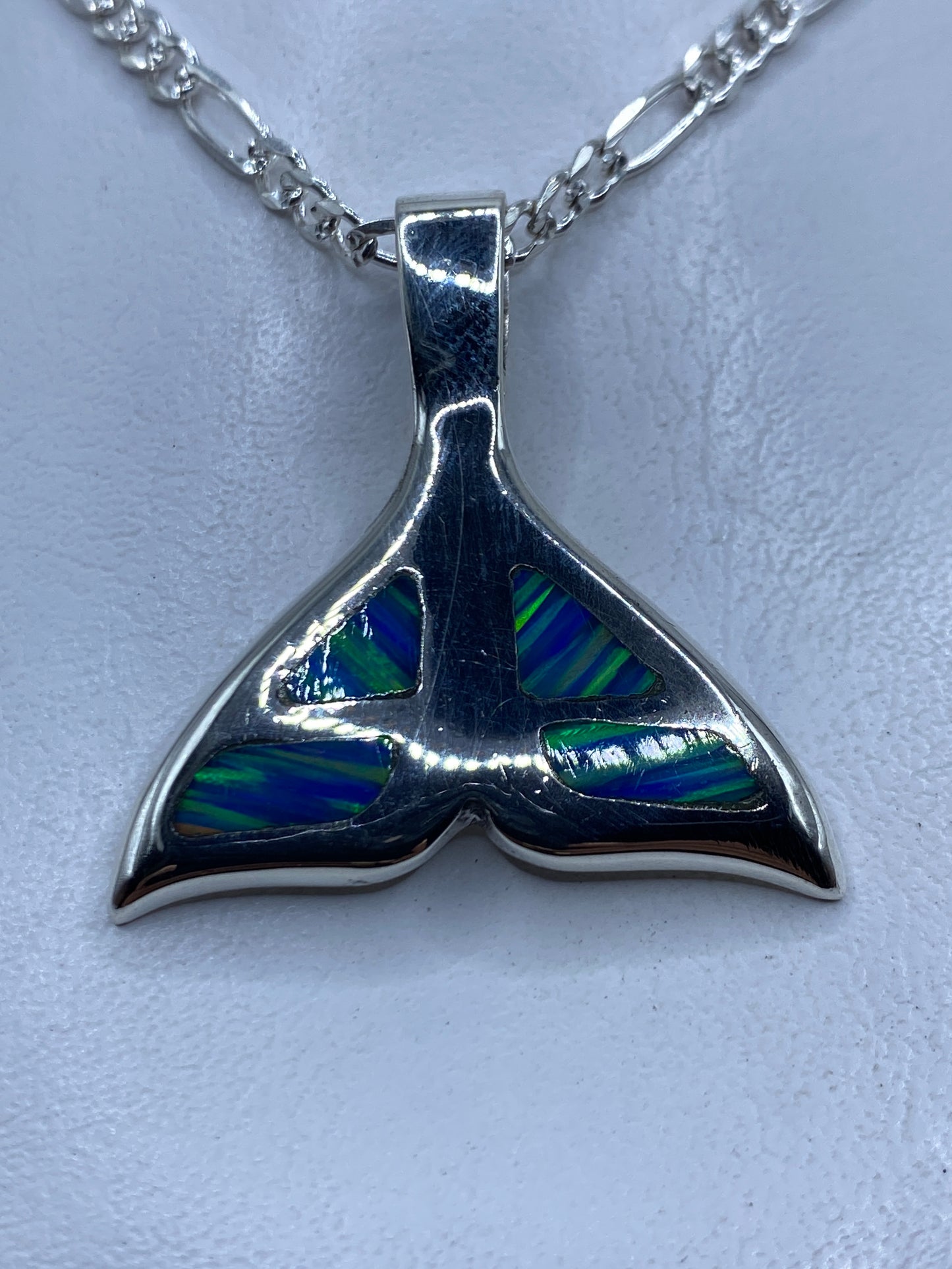 Dije de plata .925 en forma de cola de ballena con incrustación de piedra azul y verde