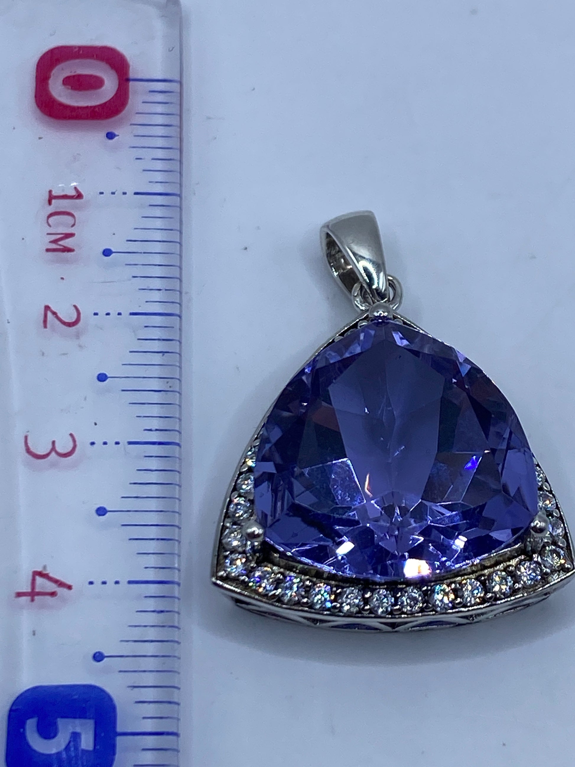 Medición del dije: 4.1 cm de largo, peso 7.3 g