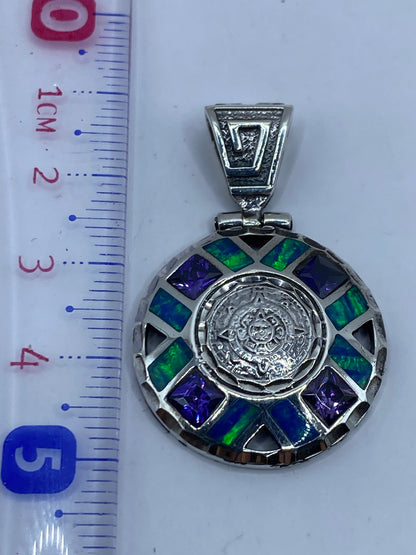 Detalle del reverso del dije con grabado artesanal y acabado de plata pulida