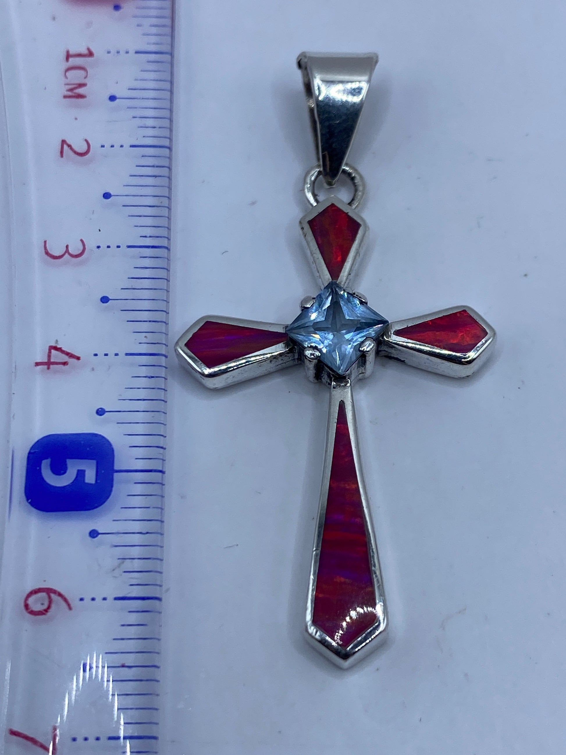 Cruz de plata .950 sobre fondo blanco con medidas — 6.1 cm de largo
