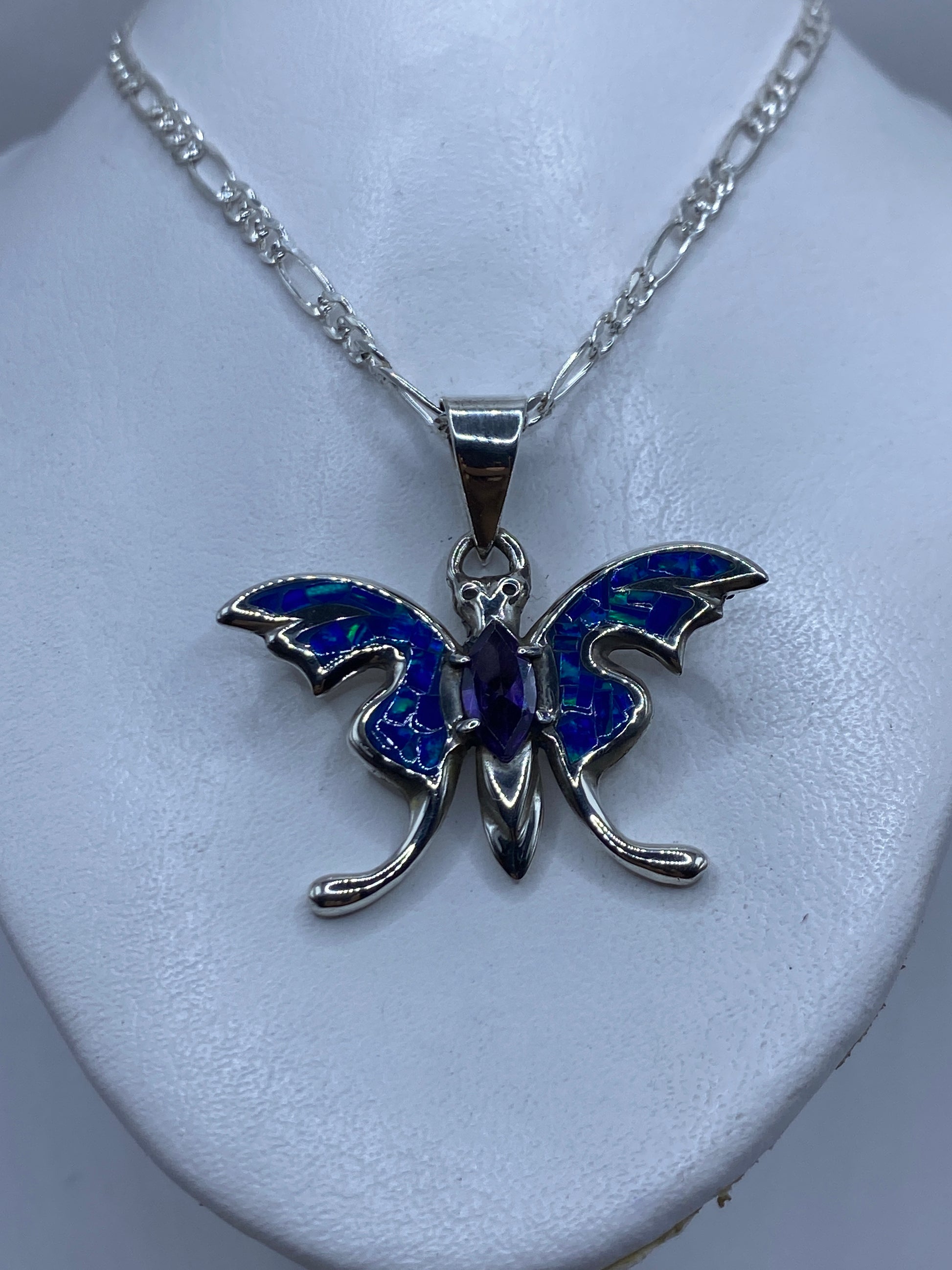 Primer plano del ópalo de fuego azul engastado en plata .950