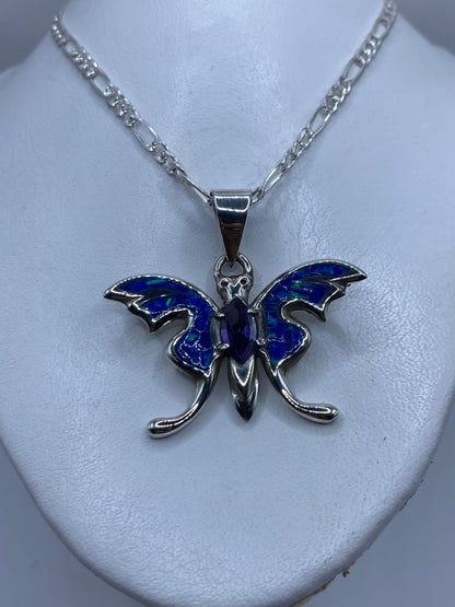 Primer plano del ópalo de fuego azul engastado en plata .950