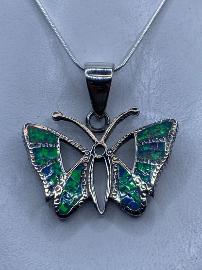 Dije mariposa de plata .950 con ópalo de fuego azul cielo, colgado en cadena plateada