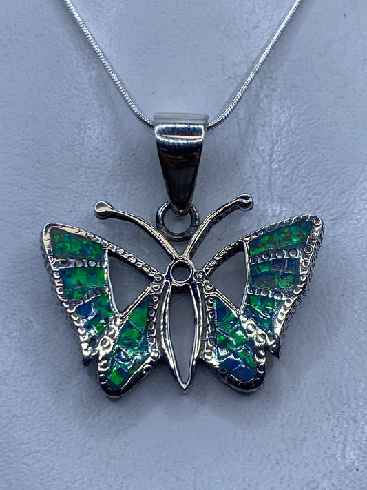 Dije mariposa de plata .950 con ópalo de fuego azul cielo, colgado en cadena plateada