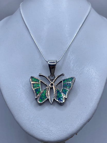 Mariposa de plata .950 engastada a mano con ópalo de fuego, vista de frente