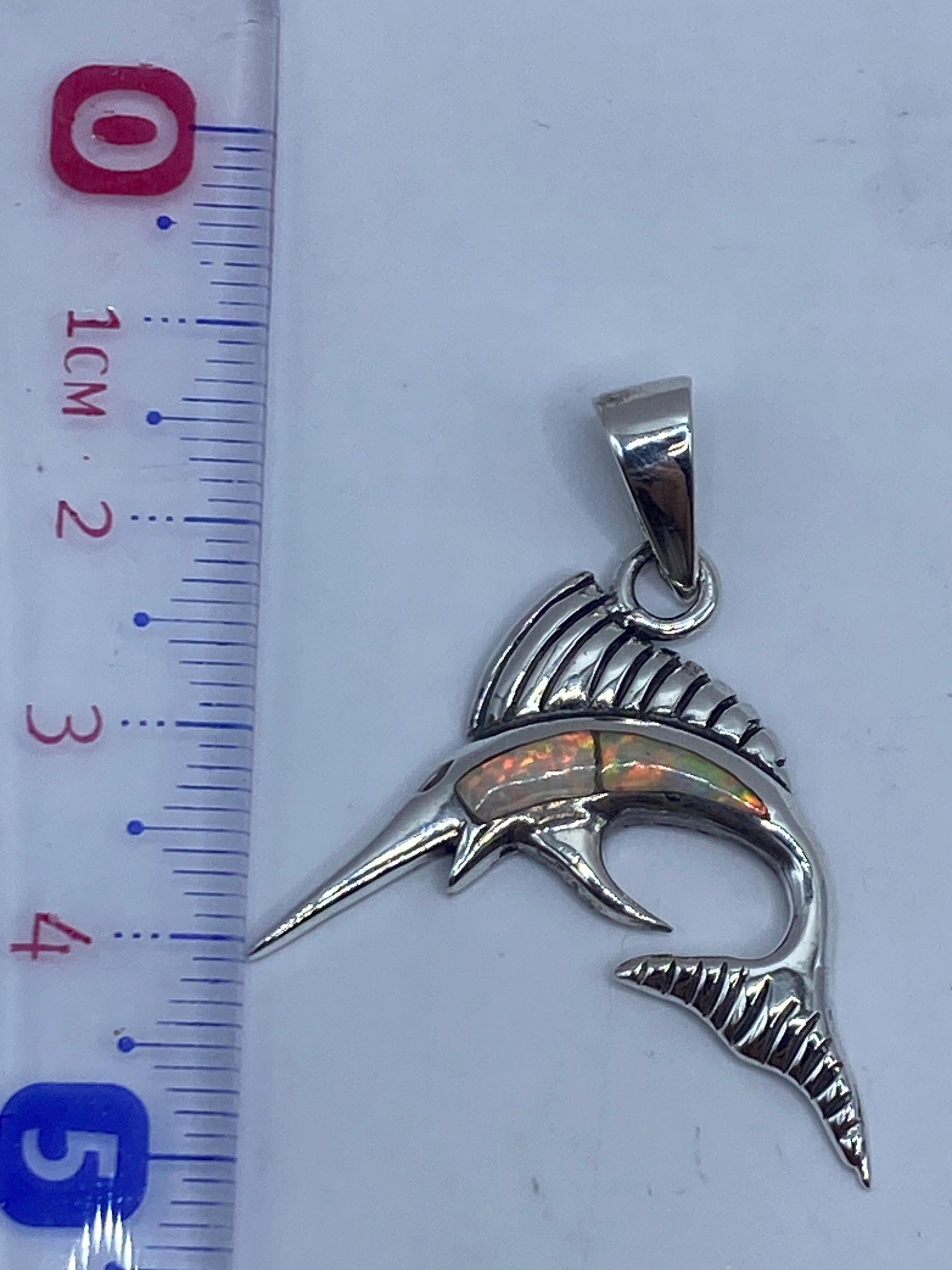 Dije marlín en plata .950 sobre fondo blanco, visto de costado, destacando el perfil aerodinámico