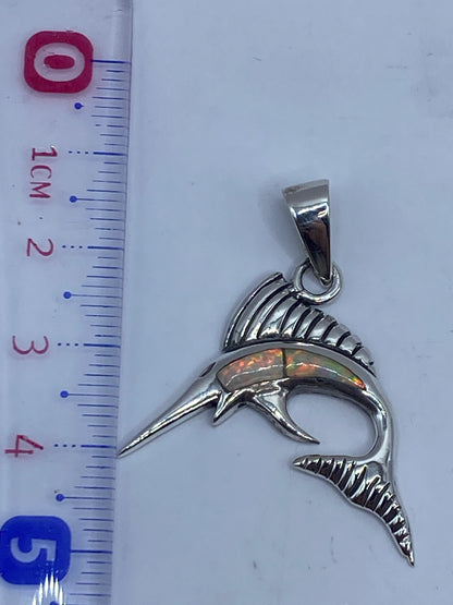 Dije marlín en plata .950 sobre fondo blanco, visto de costado, destacando el perfil aerodinámico
