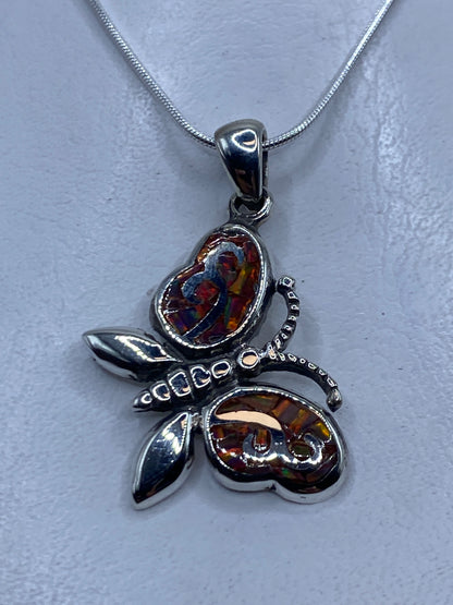 Dije de plata con ópalo de fuego multicolor en forma de maripota, incluye cadena de plata .950