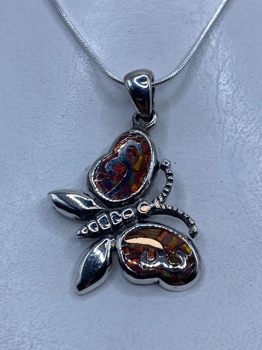 Dije de plata con ópalo de fuego multicolor en forma de maripota, incluye cadena de plata .950