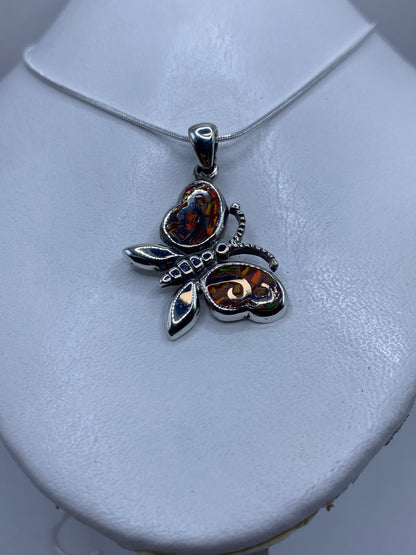 Detalle del ópalo de fuego multicolor engastado en la maripota de plata .950