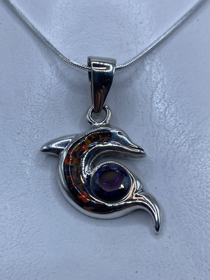 Dije delfín en plata .950 con ópalo de fuego multicolor engastado a mano, 4.1 cm de largo