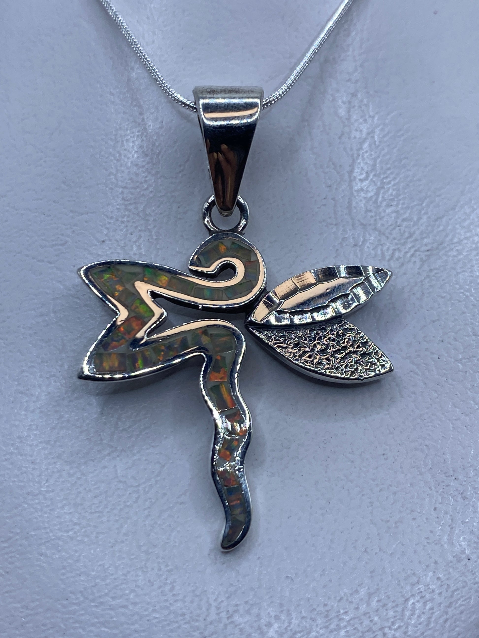 Dije libélula de plata .950 con Ópalo de Fuego multicolor, colgando de cadena de plata